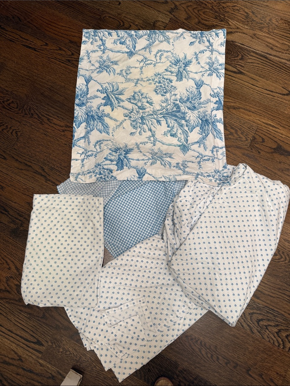 Classic Blue Floral and Dot Bedding Set 5pc- White & Blue